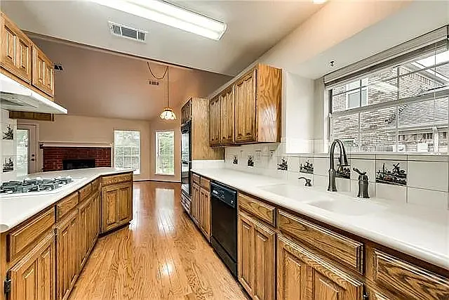 2021 Livingston Ln — Photo 12
