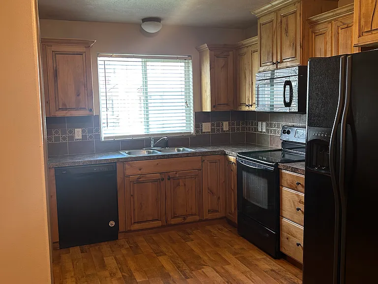 566 Sunflower Rd — Photo 2