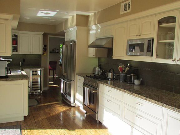 3rd image of 719 University Ave