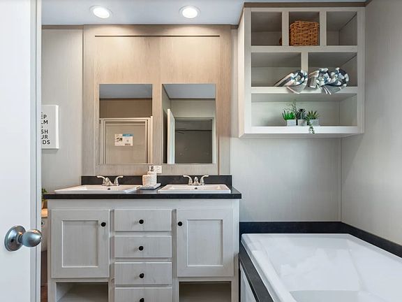 Deluxe Master Bath