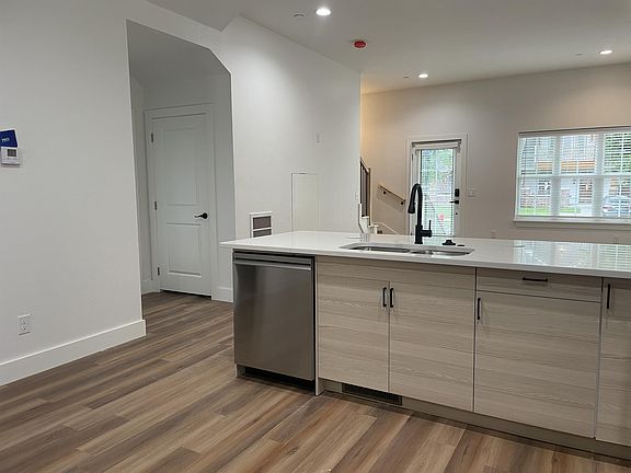 5th image of 719 Deans Row Ave