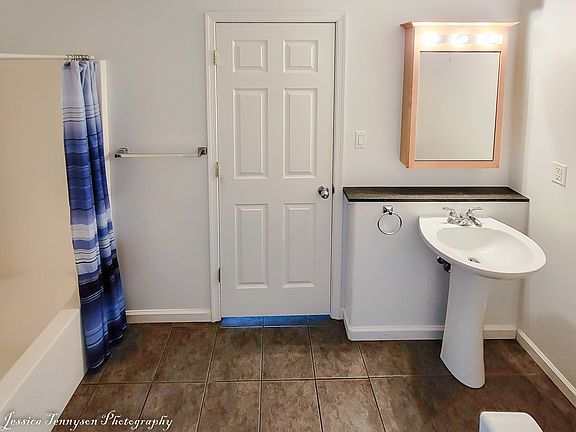 4th image of 823 Cove Point Rd