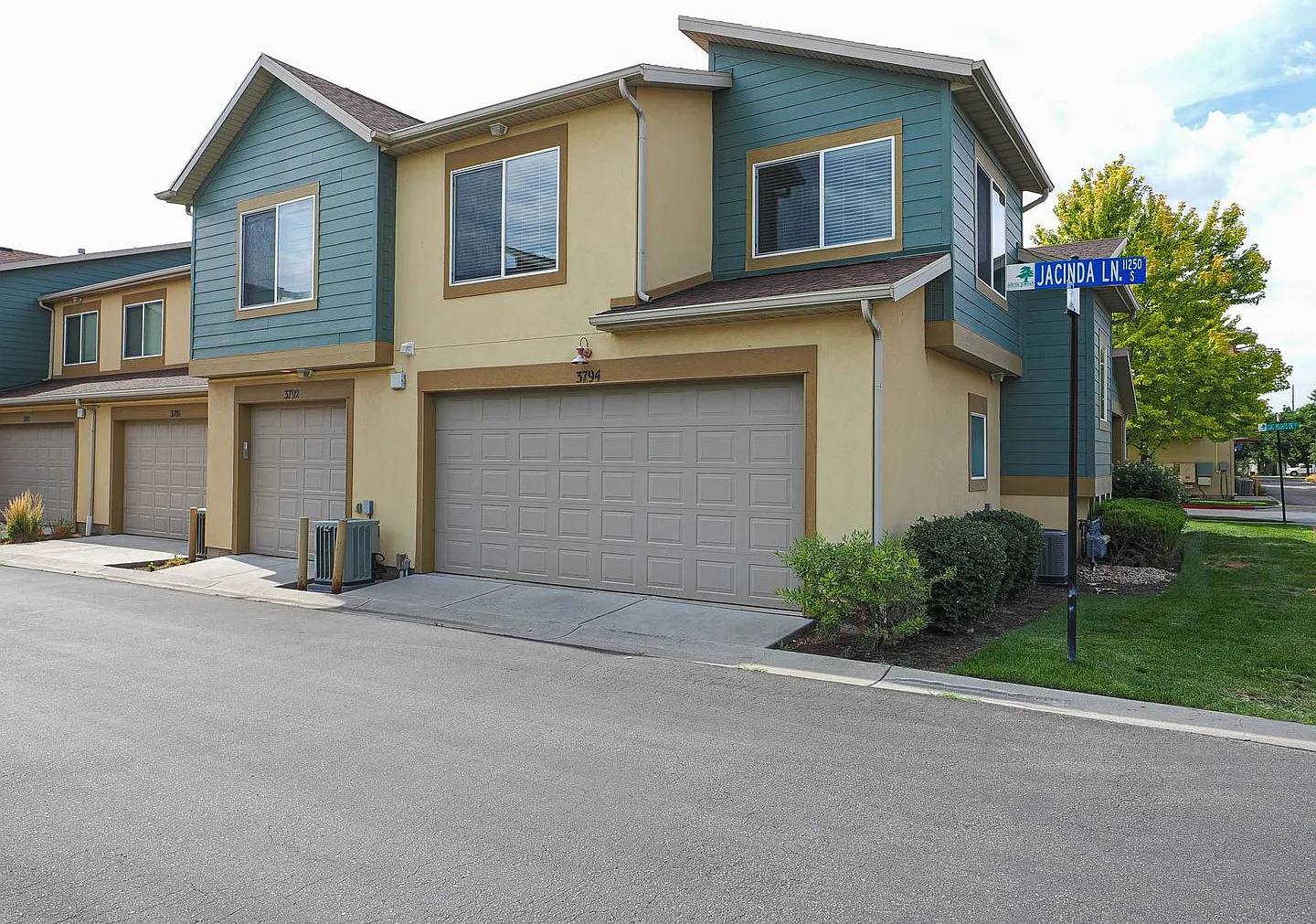 Awesome Townhome End-unit in South Jordan — Photo 3