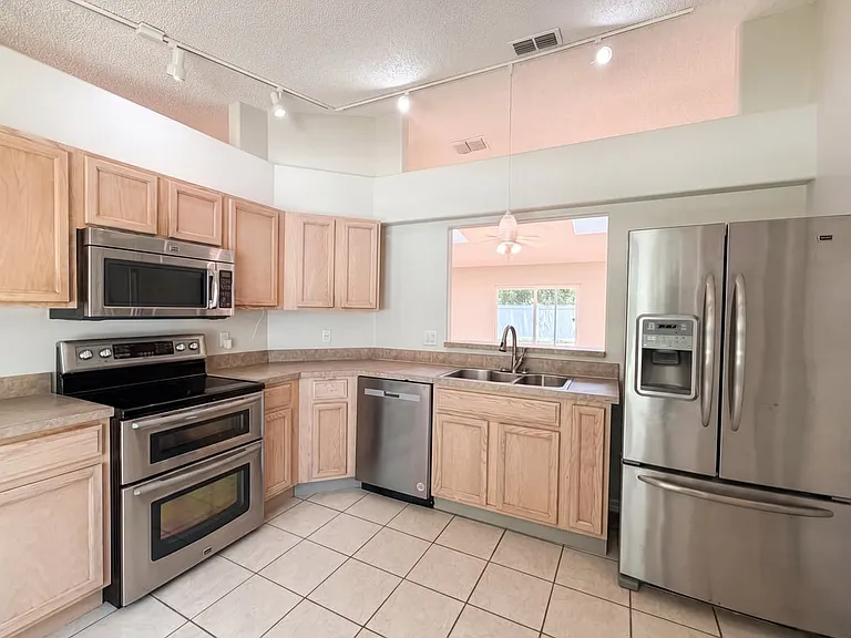 1367 Wildberry Ln — Photo 5