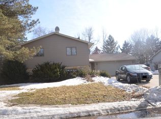 1109 Wellington Cres, Faribault, MN 55021