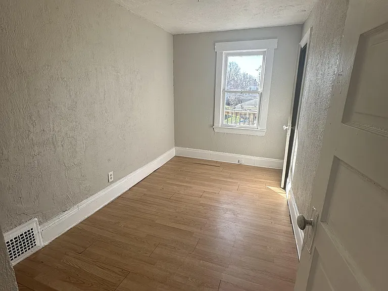7613 Bancroft Ave — Photo 4