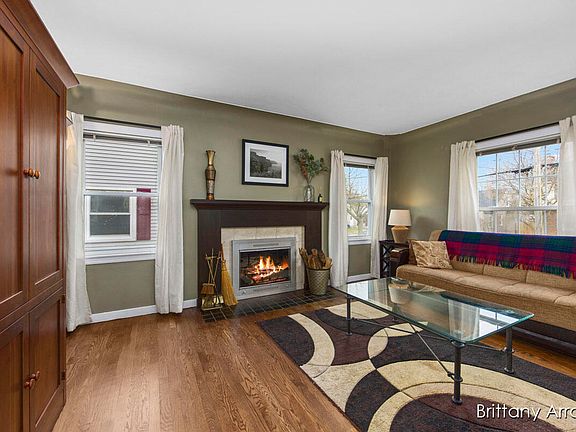 5th image of 2444 Almont Ave SE