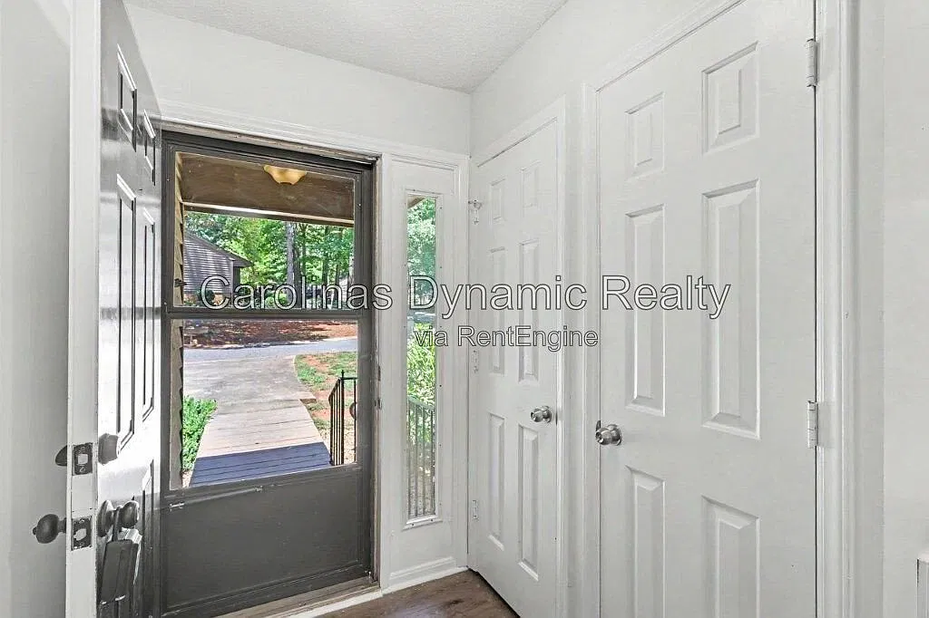 3 bed, 2.0 bath, 1200 sqft, $1,880 — Photo 3