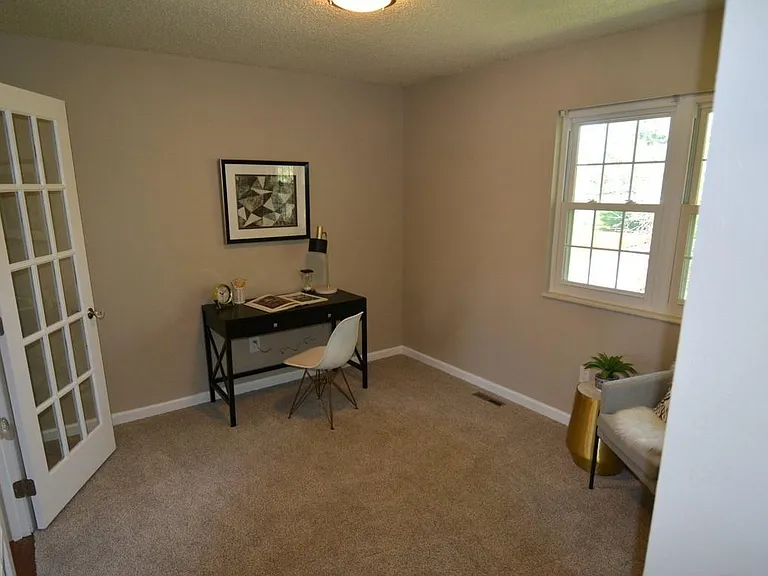 990 Sparta Dr — Photo 12