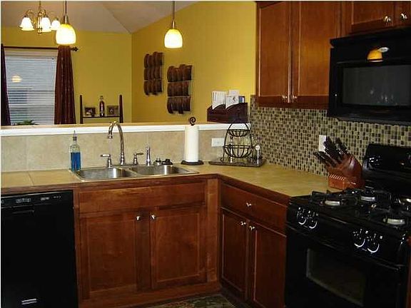 4th image of 114 Blackstone Cir