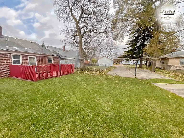 3320 E Genesee Ave — Photo 22