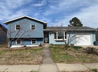 814 W 3rd St, Pierre, SD 57501