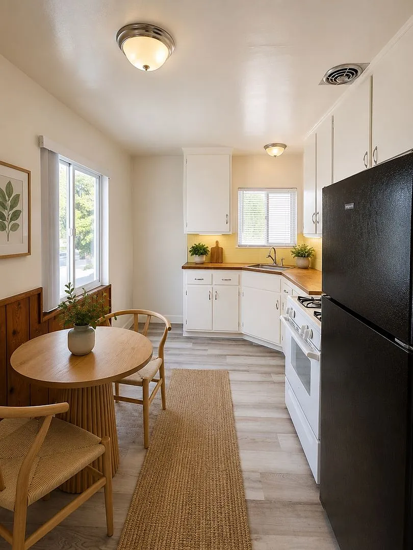 500-502 E Cypress Ave — Photo 3