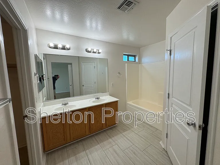 17229 W Caribbean Ln — Photo 11