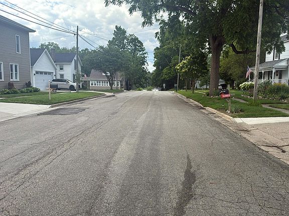 4th image of 120 N Lake St SE