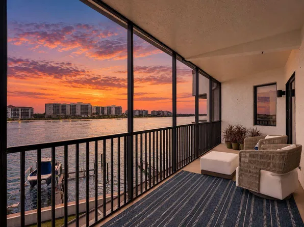 531 La Peninsula Blvd, Naples, FL 34113