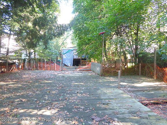4th image of 818 S Lake Drive