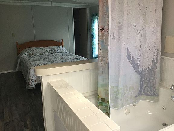 master bedroom w/jetted tub