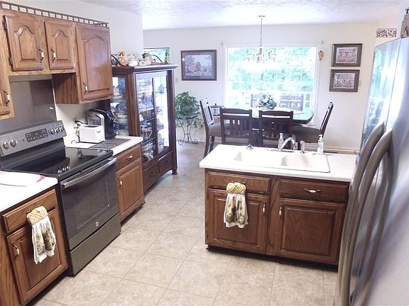 3rd image of 422 Walnut Ln