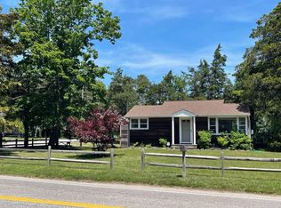 25 Shinnecock Rd, Hampton Bays, NY 11946