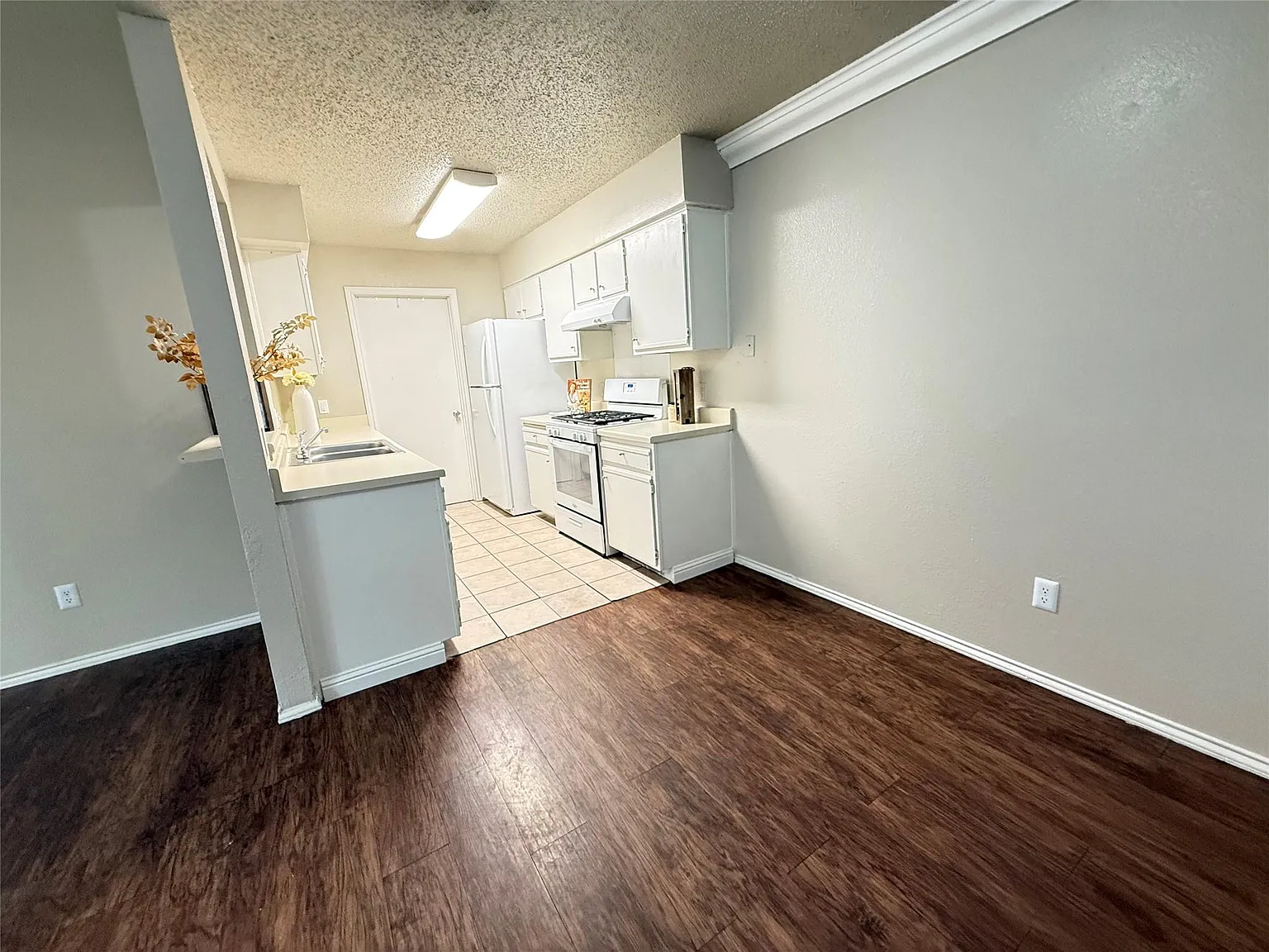 3 bed, 2.0 bath, 1106 sqft, $1,575 — Photo 4