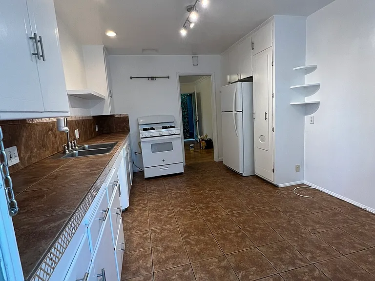 1247 19th St #4 — Photo 39