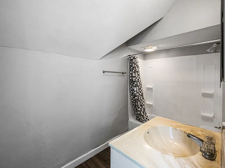 215 E South St — Photo 18