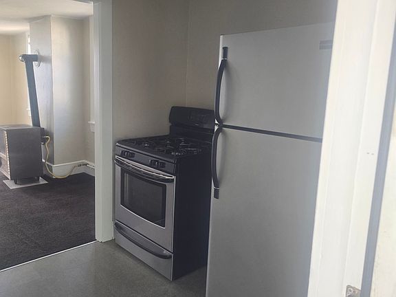 3rd image of 372 Amherst St Unit 2