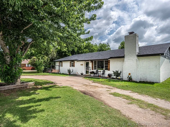 1207 Hillcrest Dr, Waurika, OK 73573