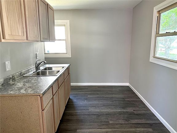 4th image of 421 Woodlawn Ave