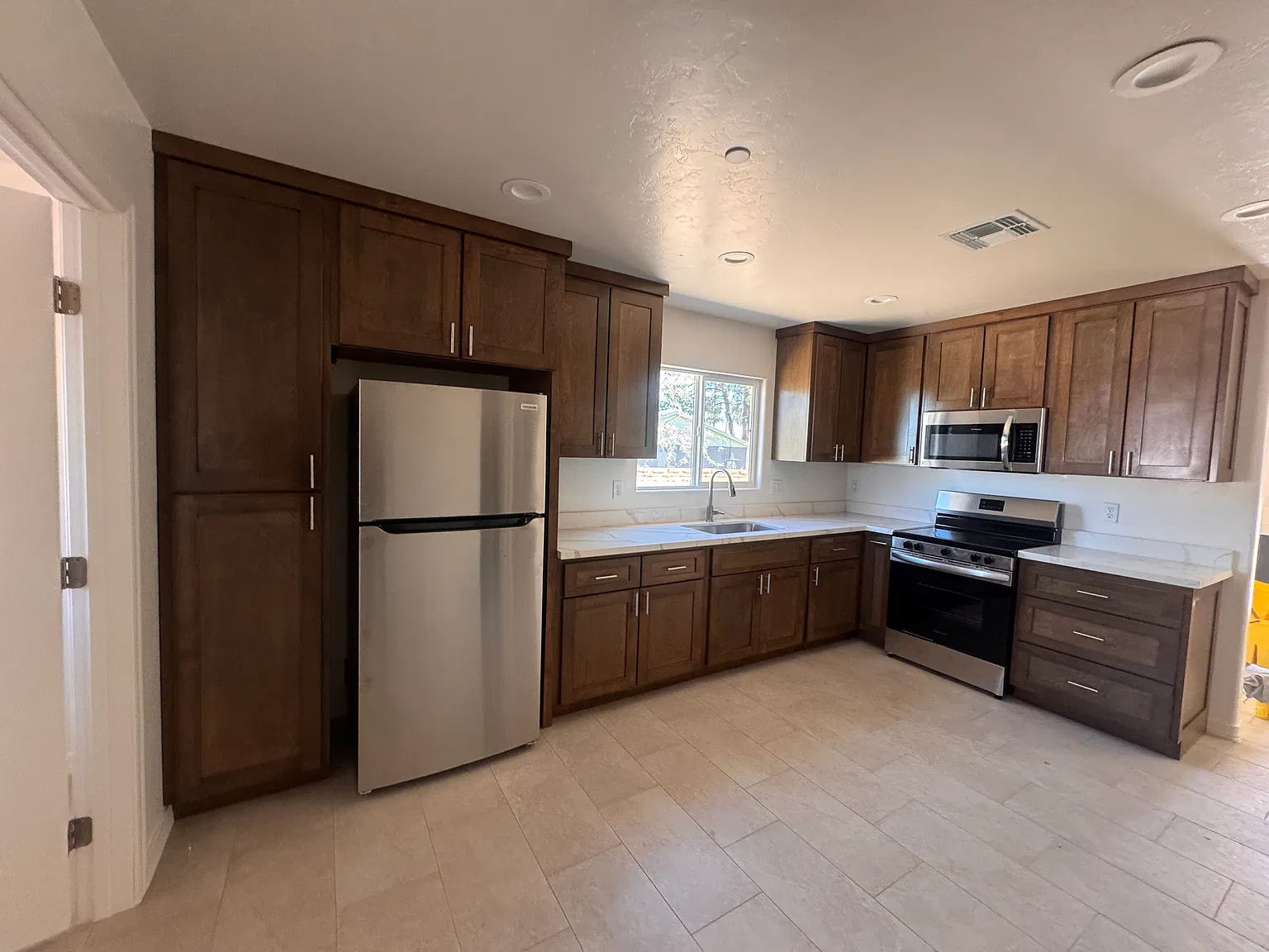 2 bed, 1000 sqft, $1,400 — Photo 3