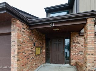 21 Creekside Cir APT D, Elgin, IL 60123