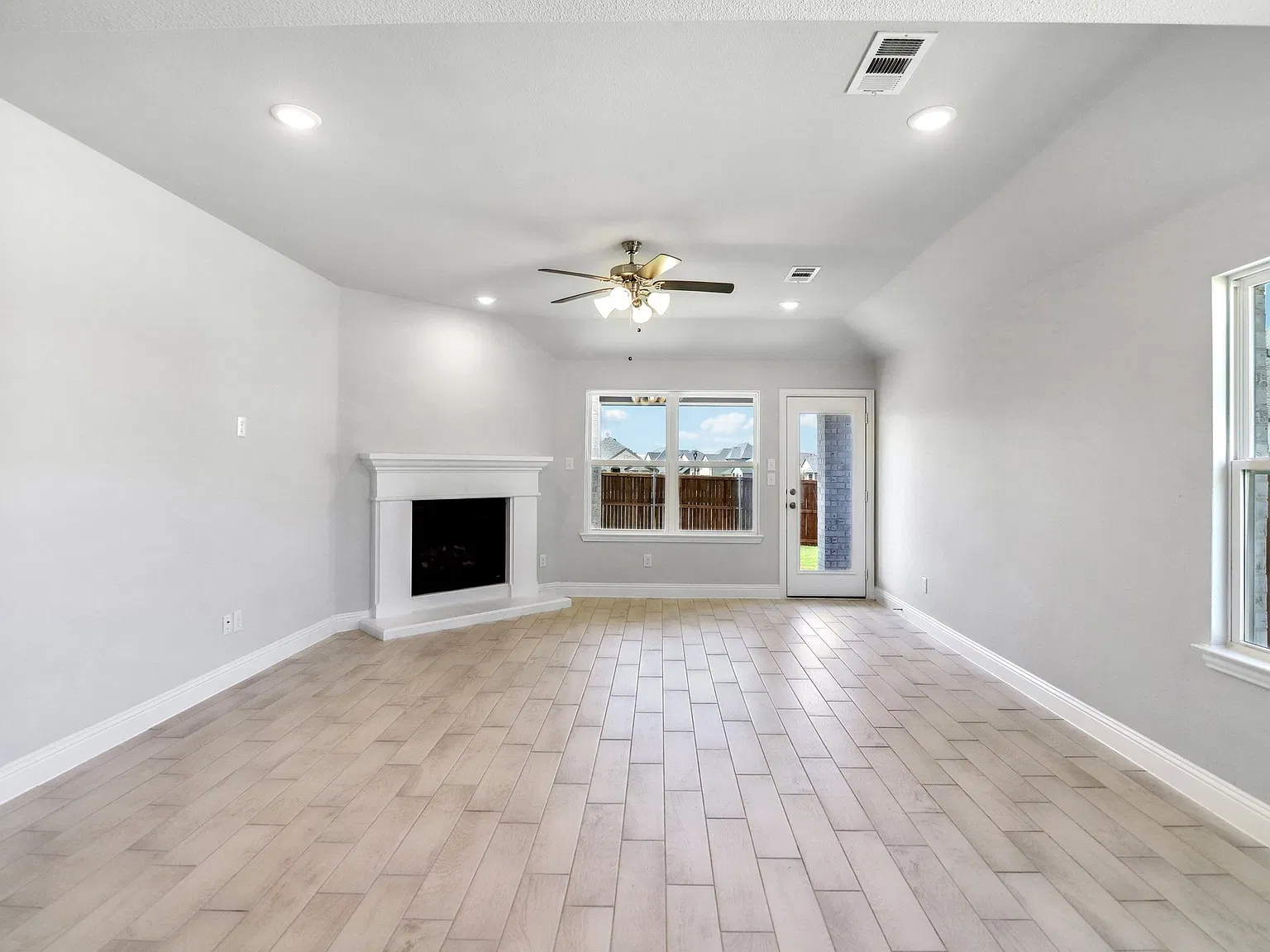 3 bed, 2120 sqft, $2,450 — Photo 3