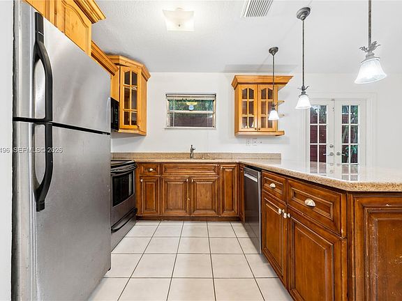 4th image of 2928 Louise St #B