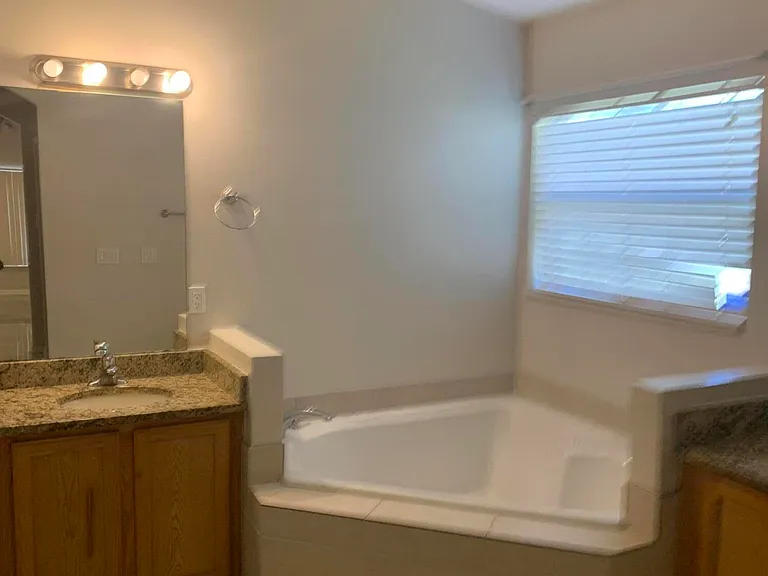 1737 SW Bradway Ln — Photo 7