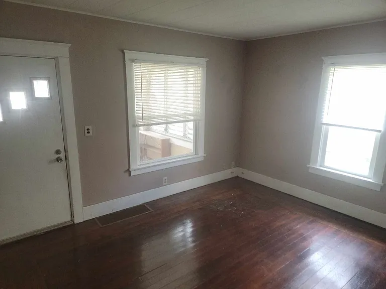 127 Kingman Ave E — Photo 9
