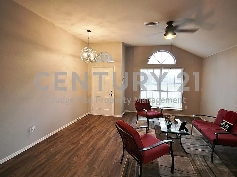 731 S Ridge Dr — Photo 2