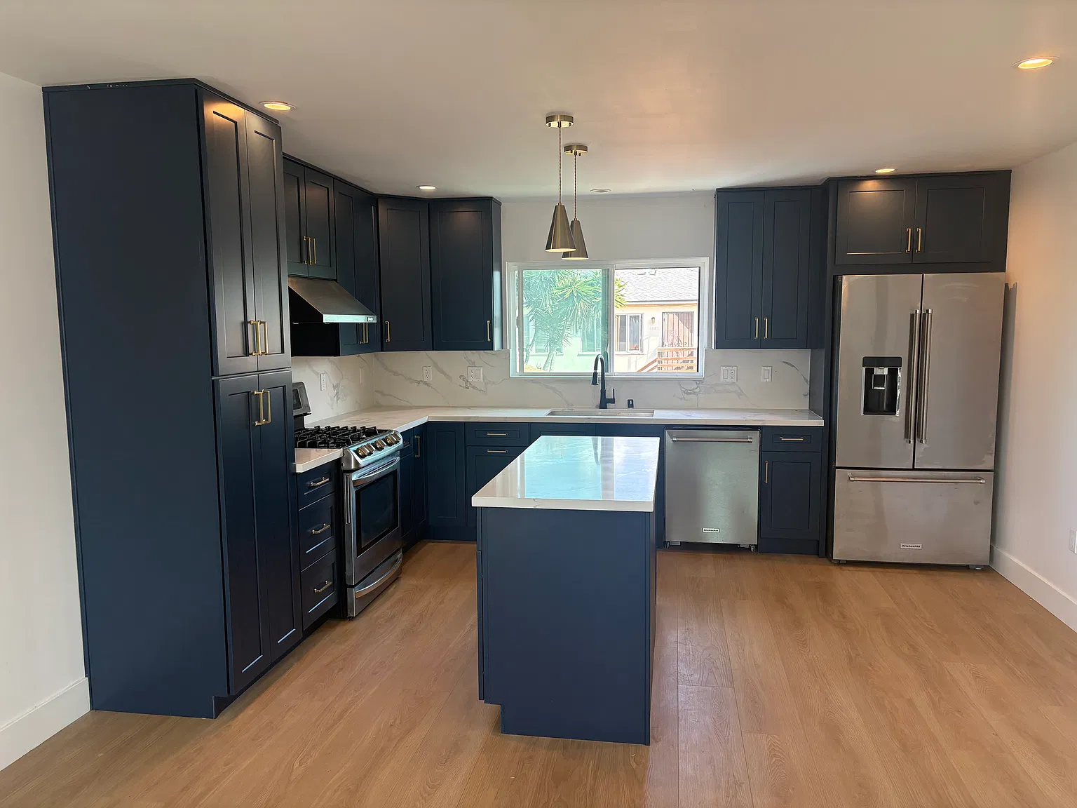 2079 Cable St — Photo 1