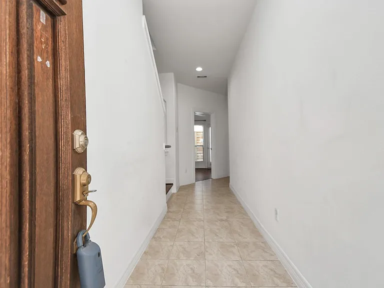 3900 Center St — Photo 3