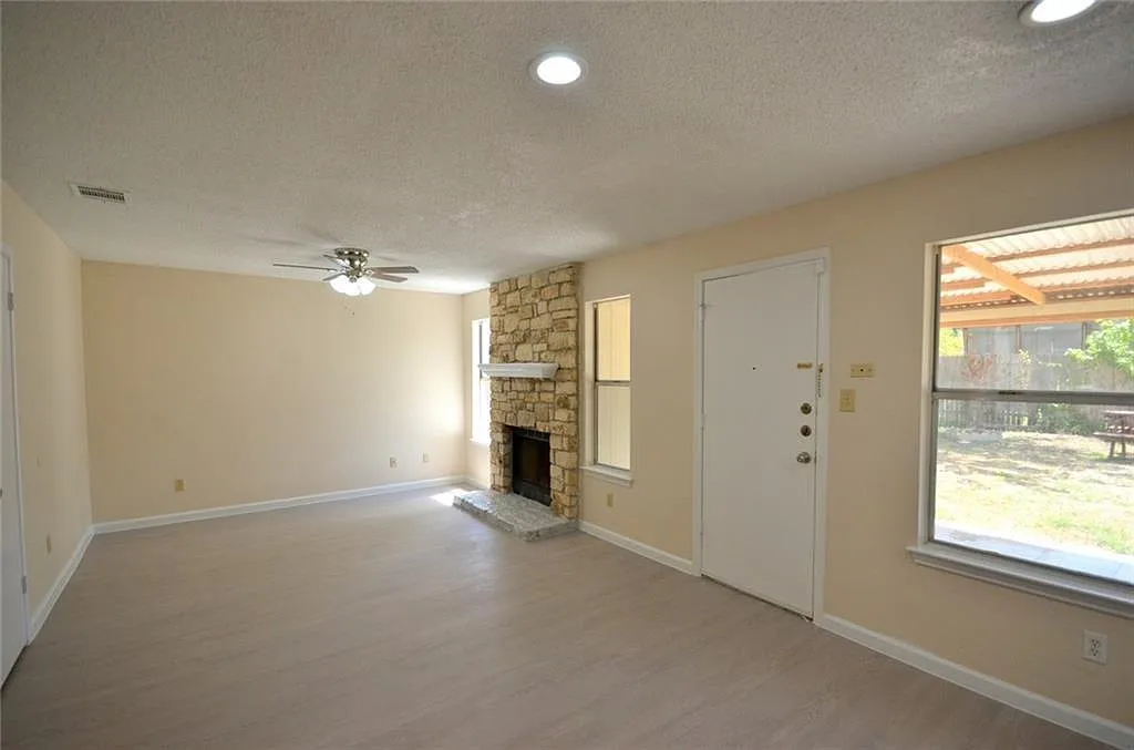 4 bed, 2.5 bath, 1871 sqft, $1,950 — Photo 4