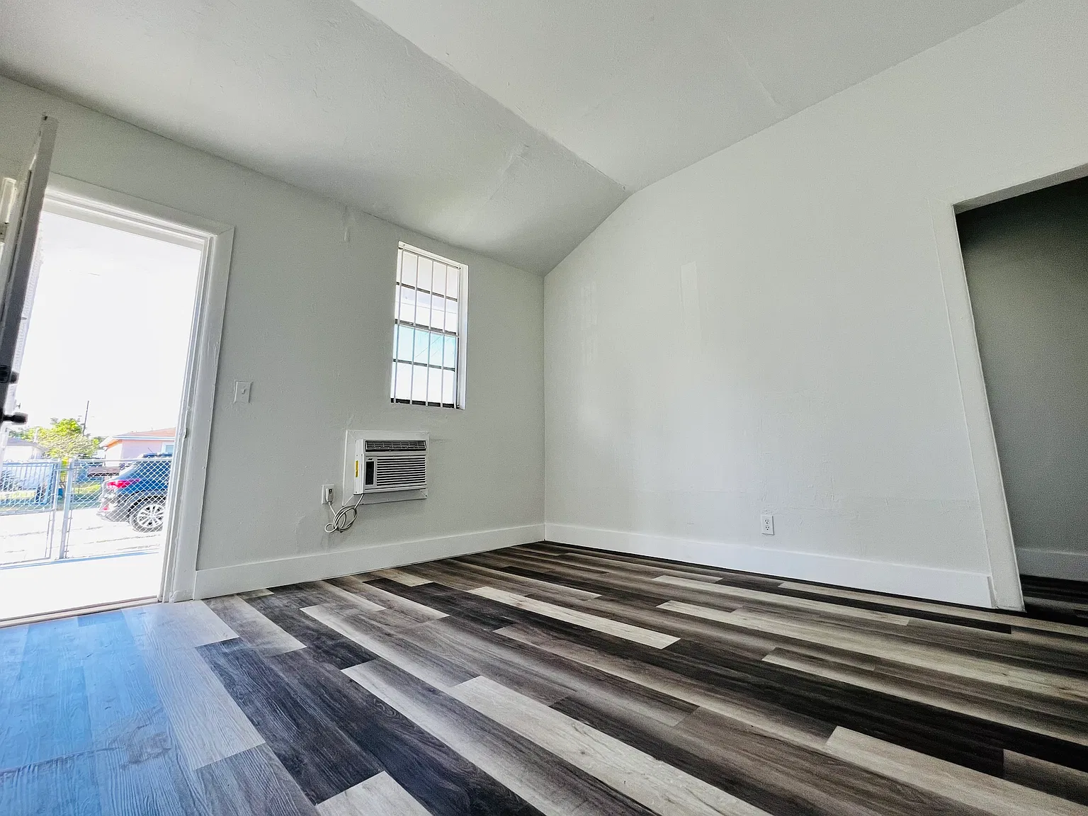 2 bed, 950 sqft, $2,100 — Photo 2