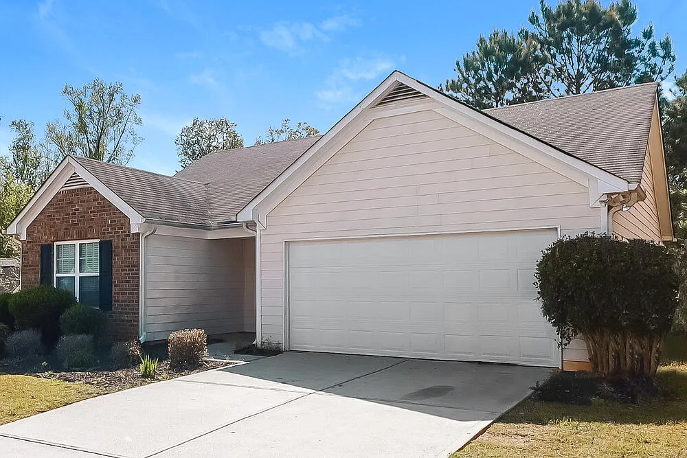 3 bed, 2.0 bath, 1309 sqft, $2,340 — Photo 3