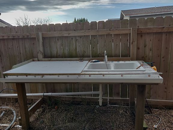 Fish cleaning station