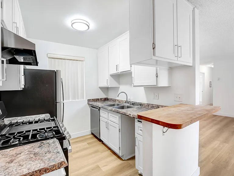 10310 Regent — Photo 14