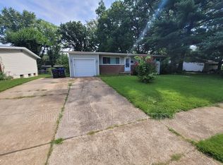 745 Kostka Ln, Florissant, MO 63031