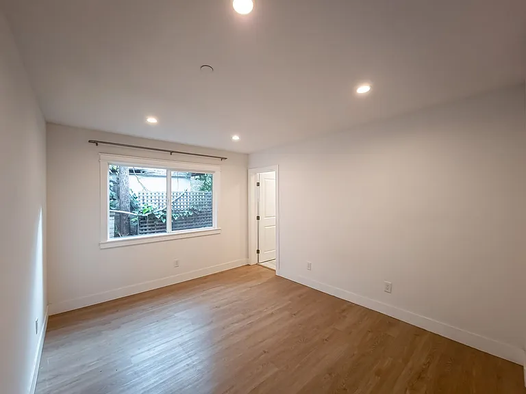 Newly Renovated 4BR Lamanda Park Units! — Photo 13