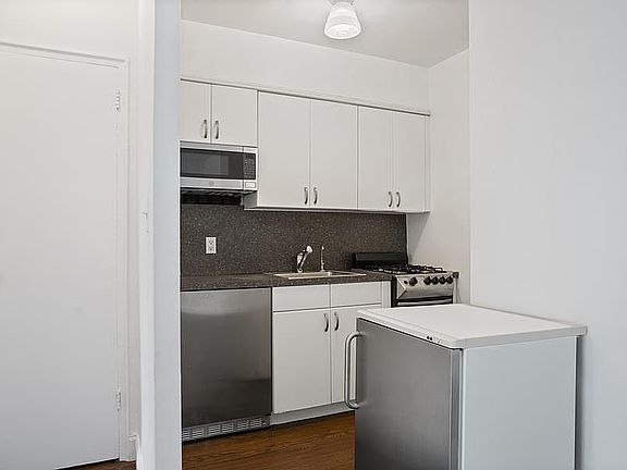 5th image of 50 E 8th St APT 3-V