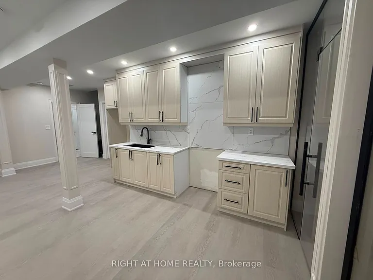 2 Chesney Cres #A — Photo 4