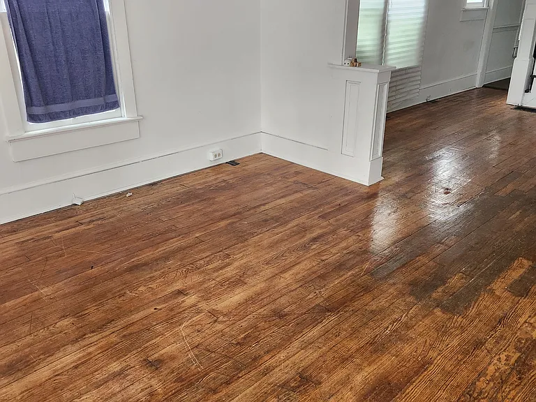 806 W John St — Photo 2