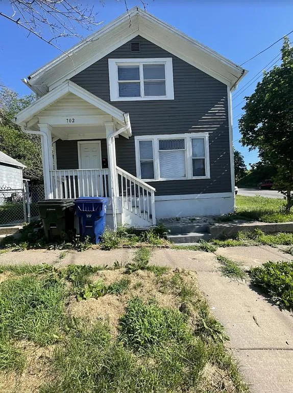 702 W 7th St photo 1